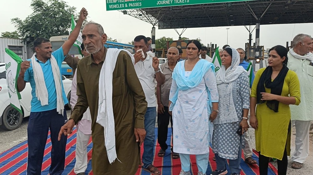 हरियाणा में बवाल: गुरनाम सिंह चढूनी की गिरफ्तारी के बाद रेवाड़ी में किसानों ने गंगायचा टोल किया फ्री, रोड जाम कर दी चेतावनी 2 हरियाणा में बवाल: गुरनाम सिंह चढूनी की गिरफ्तारी के बाद रेवाड़ी में किसानों ने गंगायचा टोल किया फ्री, रोड जाम कर दी चेतावनी