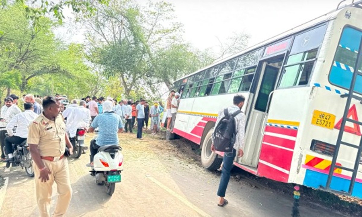 रेवाड़ी: हरियाणा के रेवाड़ी जिले में कोसली-टूमना मार्ग पर बुधवार को एक बेहद दर्दनाक सड़क हादसा हो गया