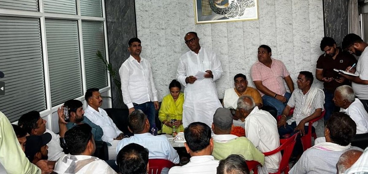 धारूहेड़ा: जिला ग्रामीण कांग्रेस कमेटी की संगठनात्मक बैठक जिला अध्यक्ष सुभाष छाबड़ी की अध्यक्षता में धारूहेड़ा में आयोजित हुई