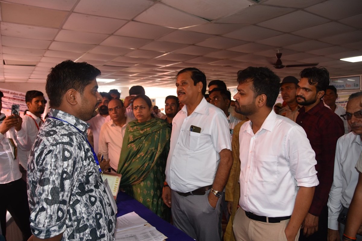 बावल में मुख्यमंत्री अंत्योदय मेला आयोजित: विधायक डॉ. कृष्ण कुमार ने किया शुभारंभ, 800 से अधिक लाभार्थियों का पंजीकरण बावल में मुख्यमंत्री अंत्योदय मेला आयोजित: विधायक डॉ. कृष्ण कुमार ने किया शुभारंभ, 800 से अधिक लाभार्थियों का पंजीकरण