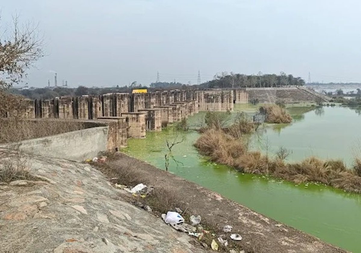 धारूहेड़ा: मसानी बैराज में जमा काला व गंदा पानी