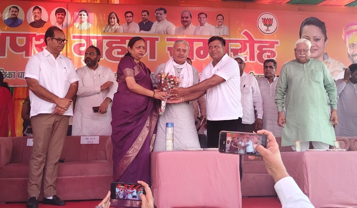 धारूहेड़ा: केद्रींय मंत्री राव इंद्रजीत का स्वागत करते हुए चेयरमैन अजय जांगडा व जिला अध्यक्ष वंदना पोपली