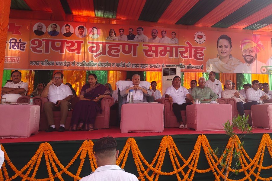 धारूहेड़ा' नगरपालिका में शपथ समारोह में मचं पर उपस्थित केंद्रीय मंत्री राव इंद्रजीत, चेयरमैन अजय जांगडा व अन्य लोग