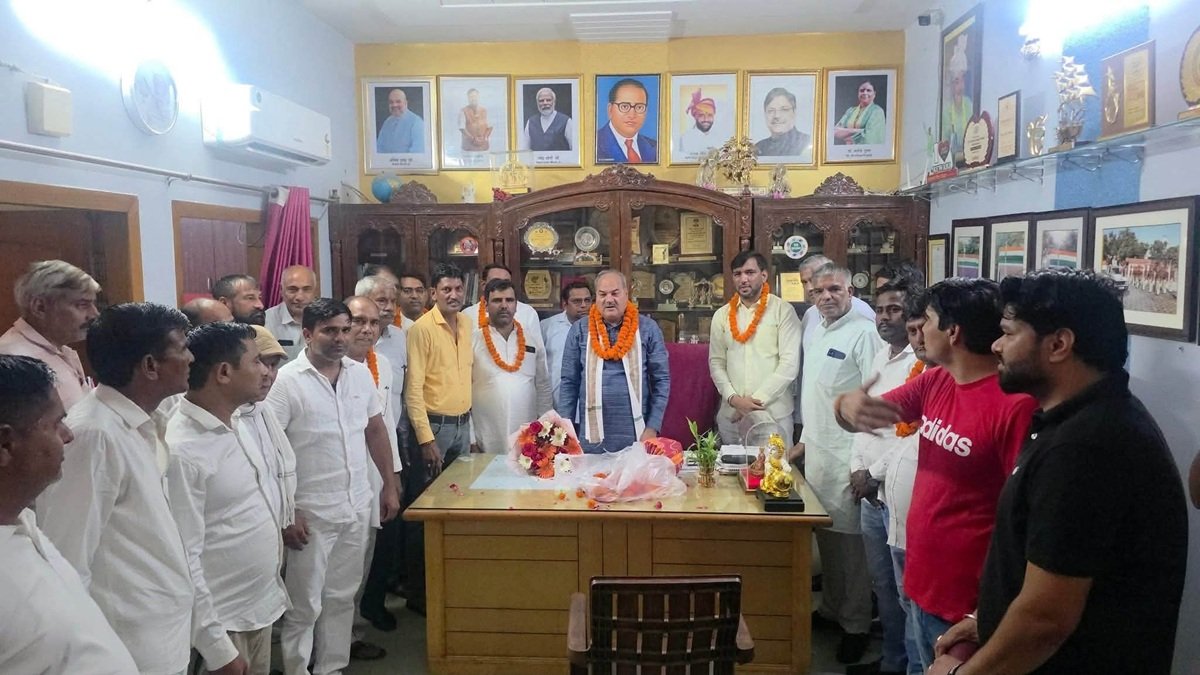 धारूहेड़ा सरपंच एसोसिएशन का एक प्रतिनिधिमंडल सरपंच एसोसिएशन प्रतिनिधि कार्तिक यादव की अगुवाई में रेवाड़ी के विधायक लक्ष्मण यादव से मिला