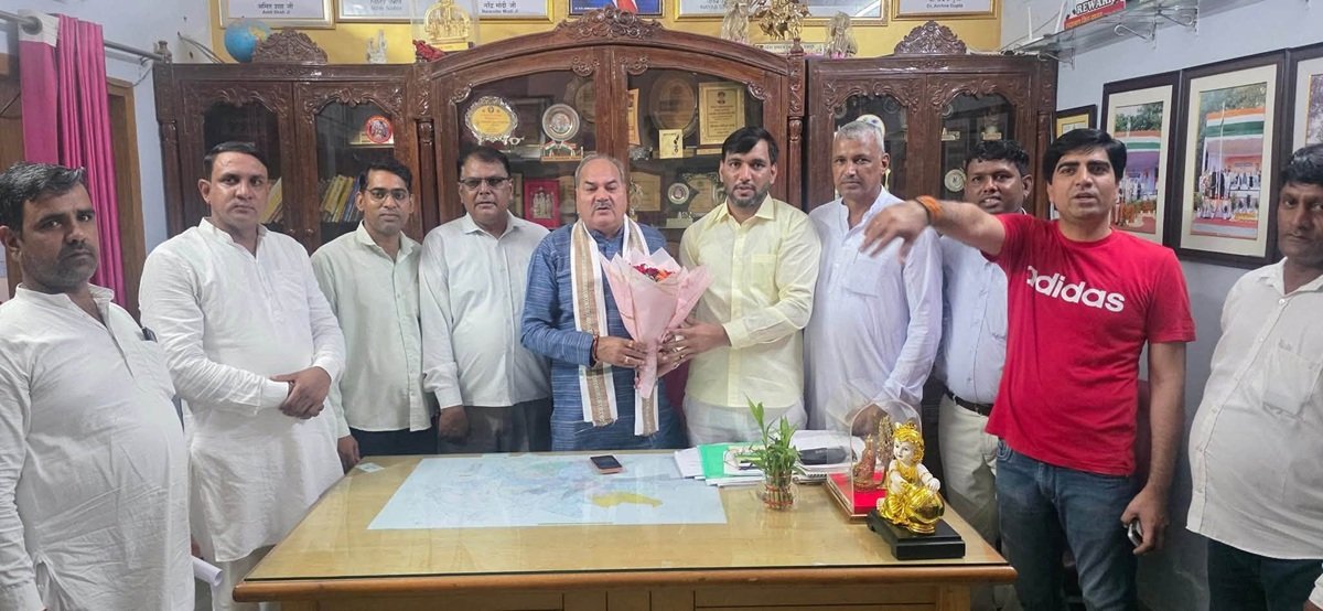  धारूहेड़ा सरपंच एसोसिएशन का एक प्रतिनिधिमंडल सरपंच एसोसिएशन प्रतिनिधि कार्तिक यादव की अगुवाई में रेवाड़ी के विधायक लक्ष्मण यादव से मिला