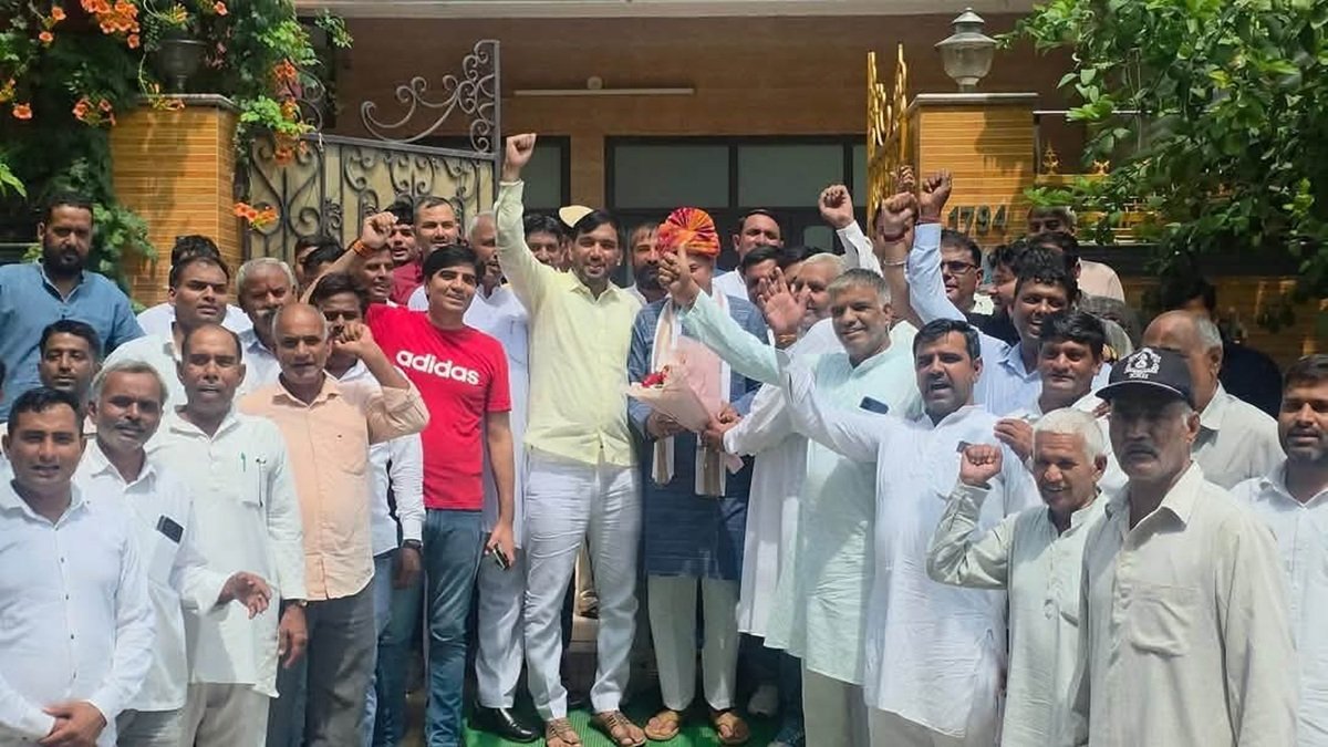  धारूहेड़ा सरपंच एसोसिएशन का एक प्रतिनिधिमंडल सरपंच एसोसिएशन प्रतिनिधि कार्तिक यादव की अगुवाई में रेवाड़ी के विधायक लक्ष्मण यादव से मिला