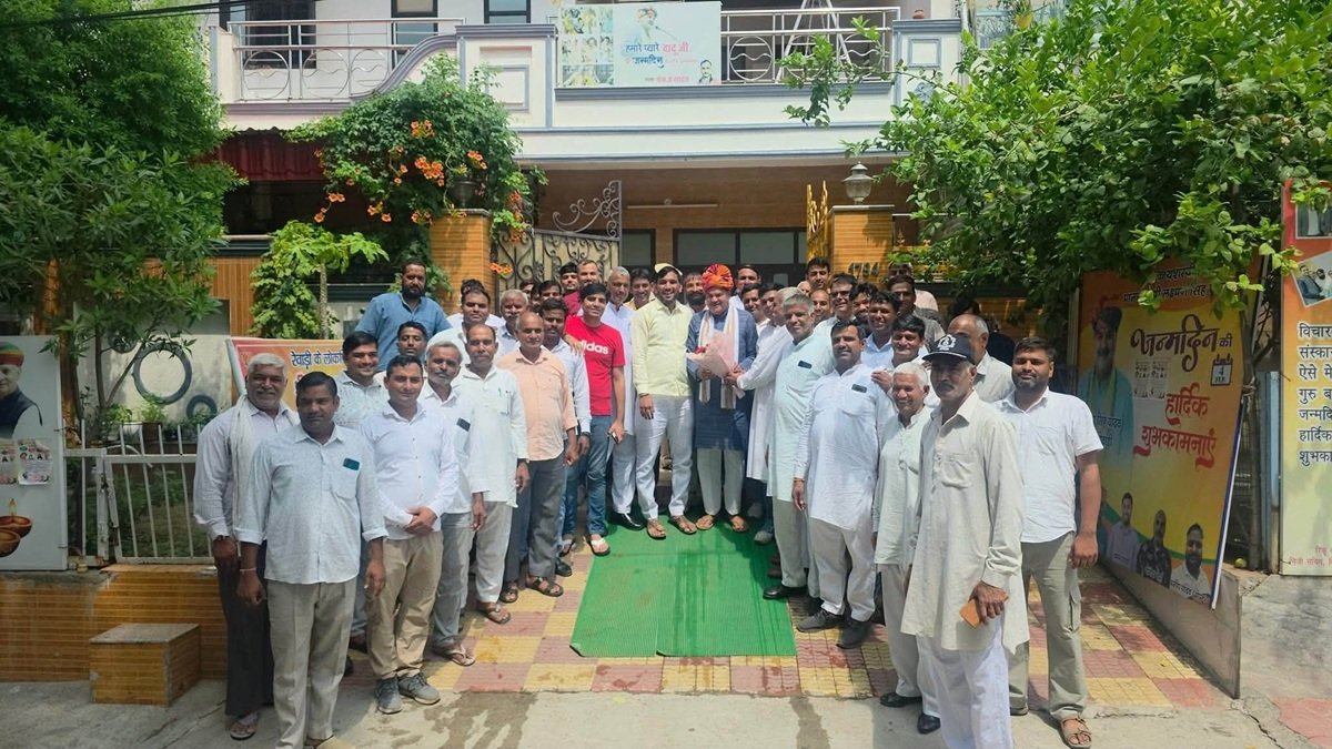 धारूहेड़ा सरपंच एसोसिएशन का एक प्रतिनिधिमंडल सरपंच एसोसिएशन प्रतिनिधि कार्तिक यादव की अगुवाई में रेवाड़ी के विधायक लक्ष्मण यादव से मिला