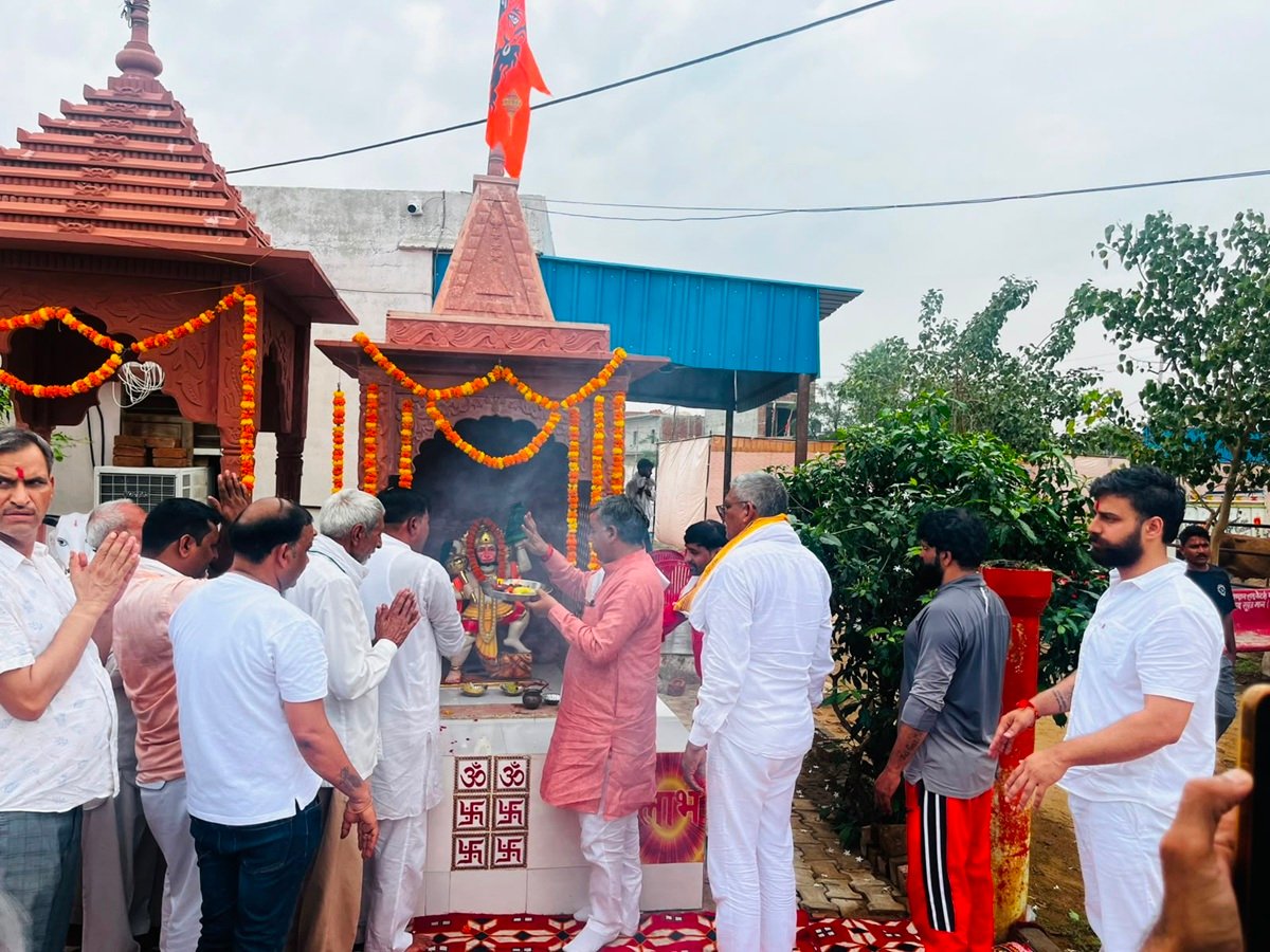 नन्दू गोशाला धारूहेड़ा में हनुमान जी की प्रतिमा का किया अनावरण 2 धारूहेड़ा: नंदू गोशाला में हनुमान जी की प्रतिमा अनावरण करते हुए