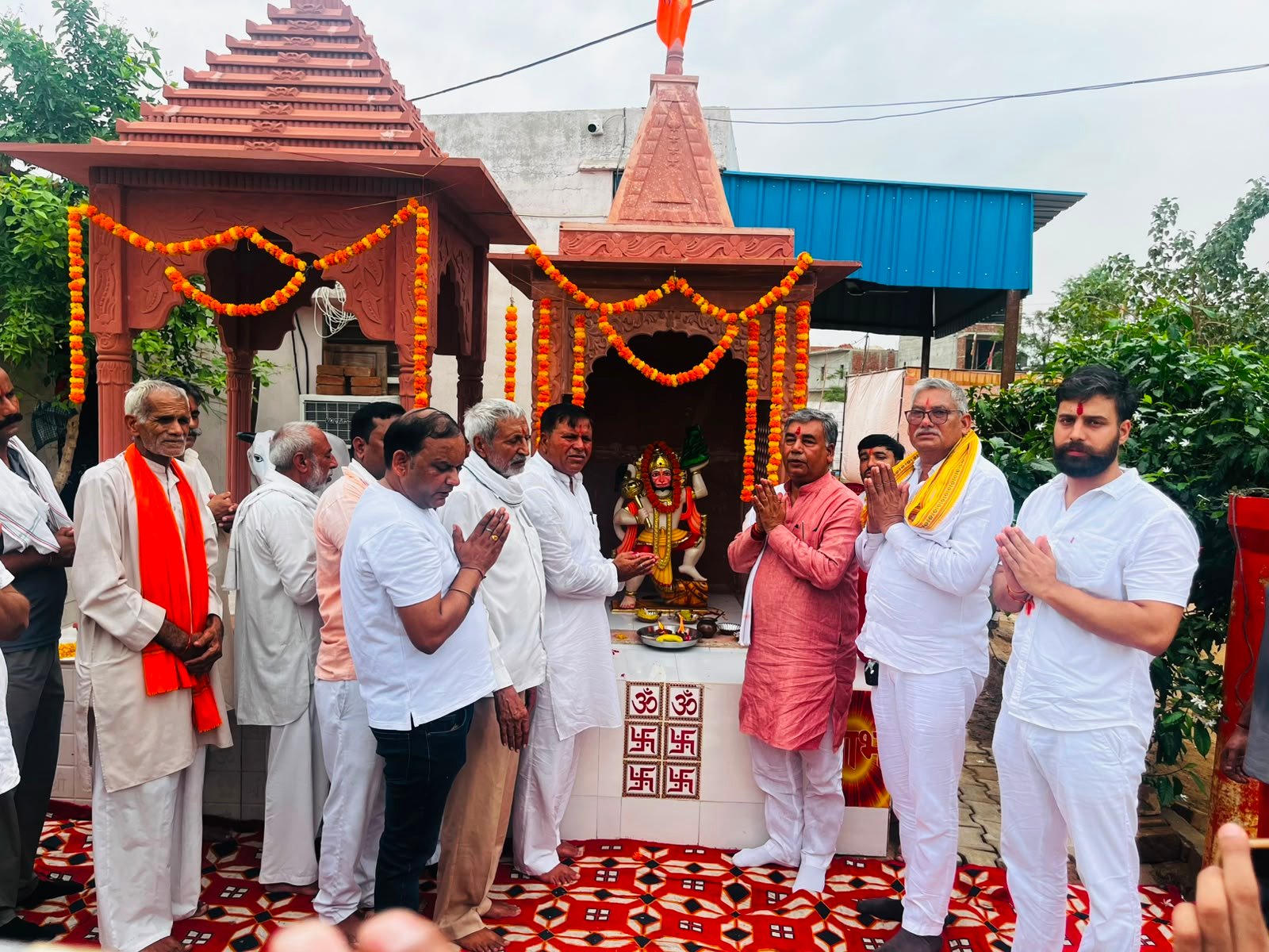 नन्दू गोशाला धारूहेड़ा में हनुमान जी की प्रतिमा का किया अनावरण 4 धारूहेड़ा: नंदू गोशाला में हनुमान जी की प्रतिमा अनावरण करते हुए