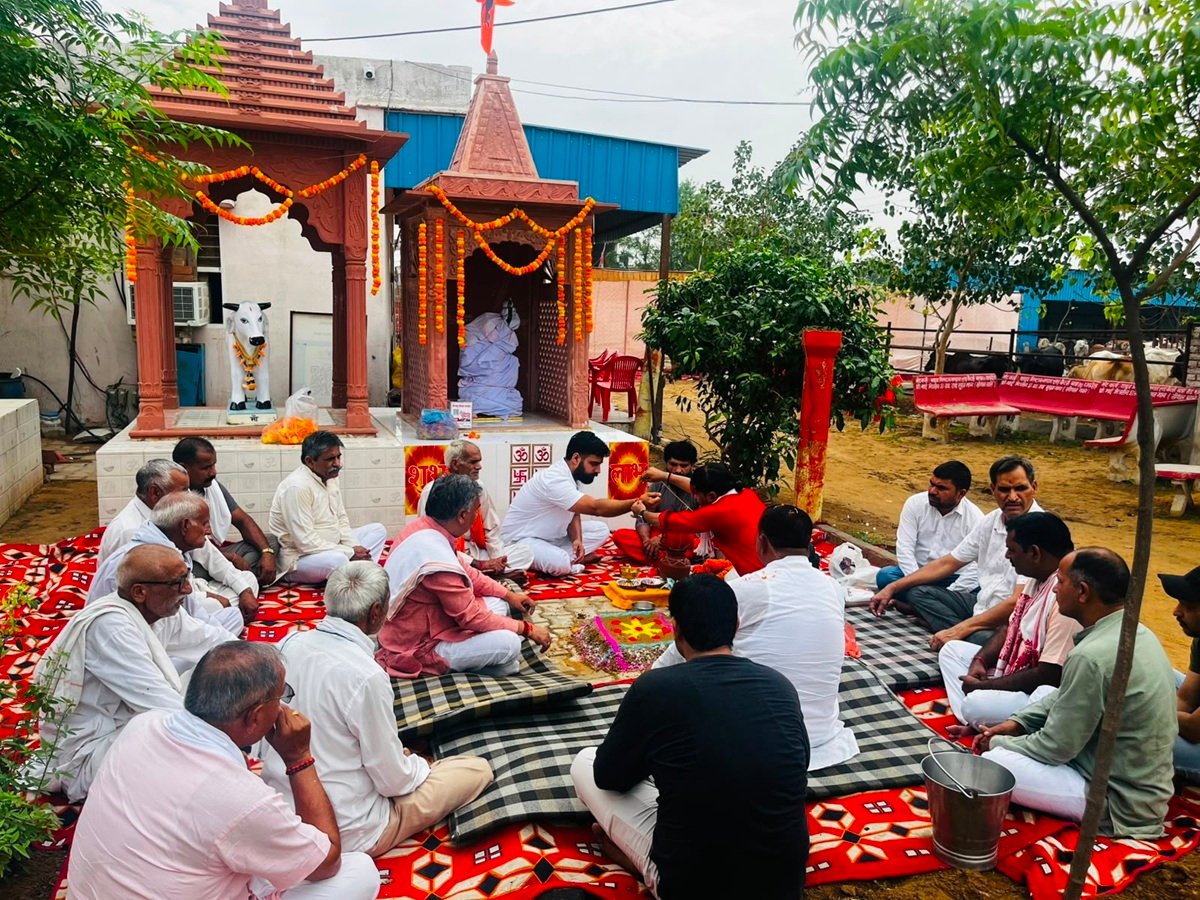 नन्दू गोशाला धारूहेड़ा में हनुमान जी की प्रतिमा का किया अनावरण 3 धारूहेड़ा: नंदू गोशाला में हनुमान जी की प्रतिमा अनावरण करते हुए