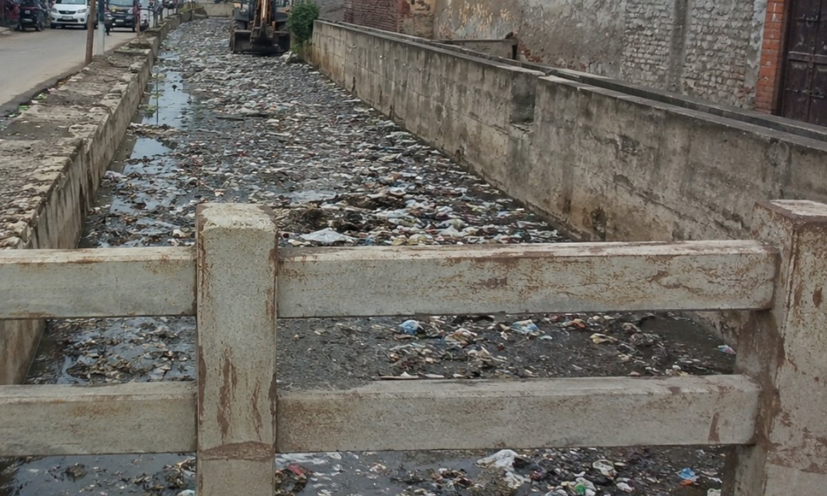 धारूहेड़ा में नाला सफाई पर घिरा नगर पालिका प्रशासन