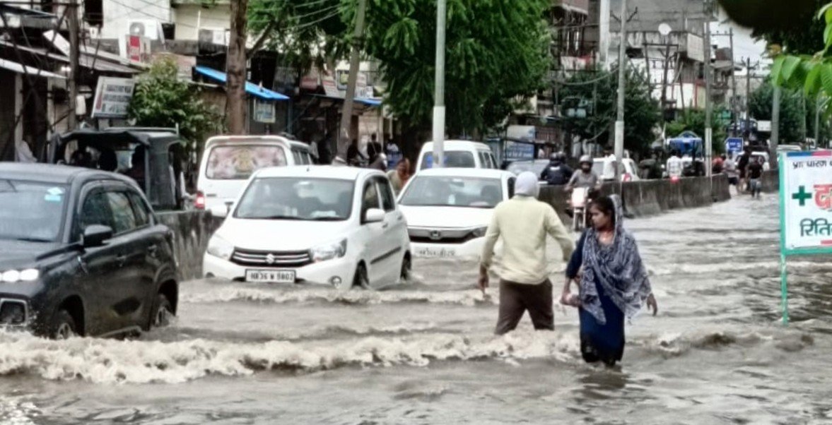 बारिश से धारूहेड़ा की सड़कें हुई जलमग्न