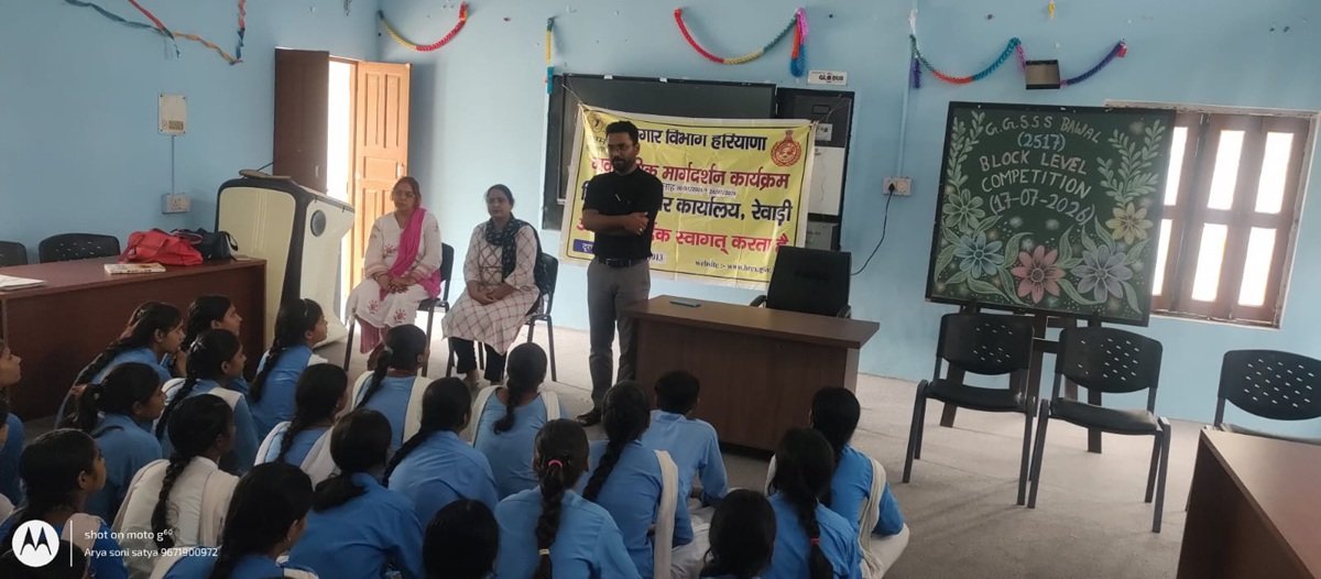 विद्यार्थियों को उनके उज्ज्वल भविष्य, करियर चुनाव और स्वरोजगार के अवसरों के बारे में विस्तार से जानकारी देकर मार्गदर्शित किया गया।
