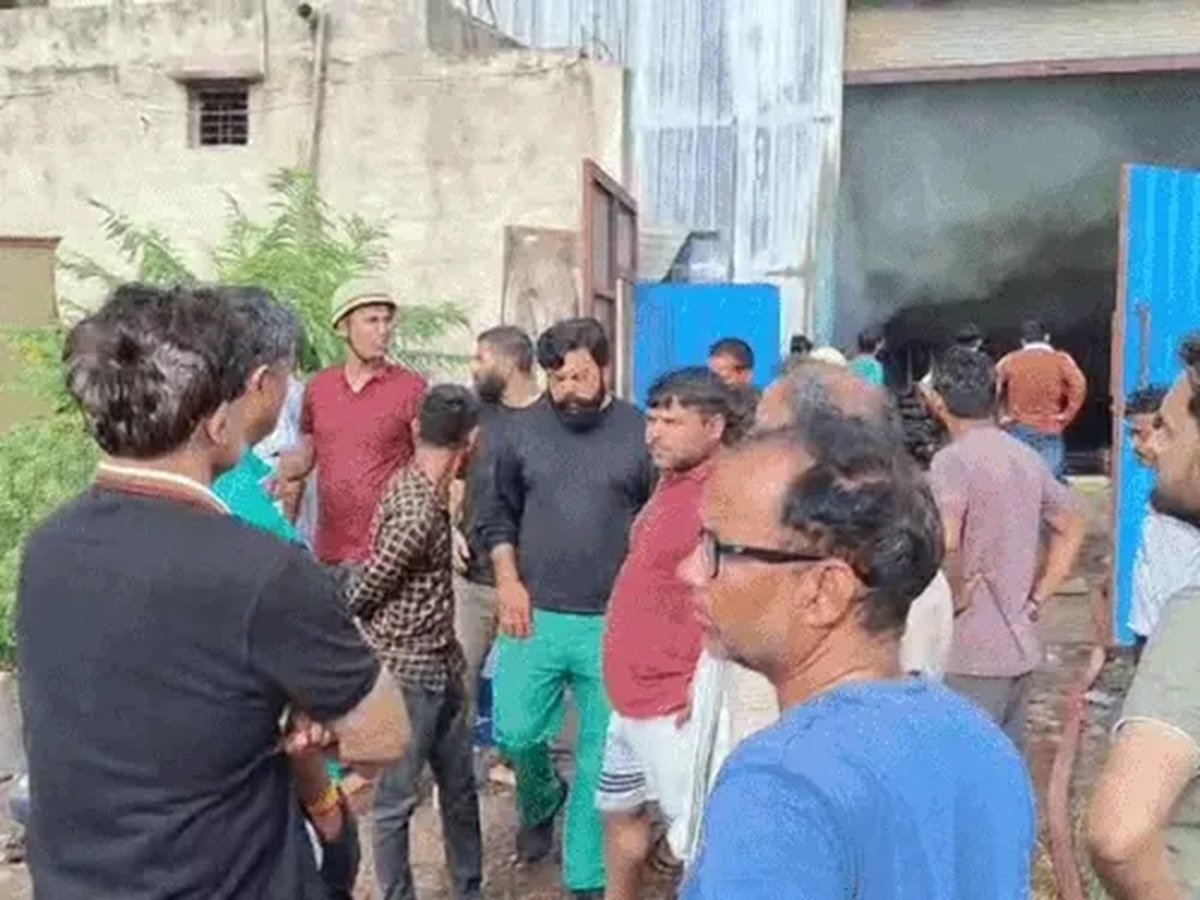 रेवाड़ी प्लाइवुड शोरूम में भीषण आग: 10 दमकल गाड़ियों ने पाया काबू 1 रेवाड़ी: आग लगने के बाद मौके पर खडे ग्रामीण व पूर्व जिला प्रमुख सतीश यादव