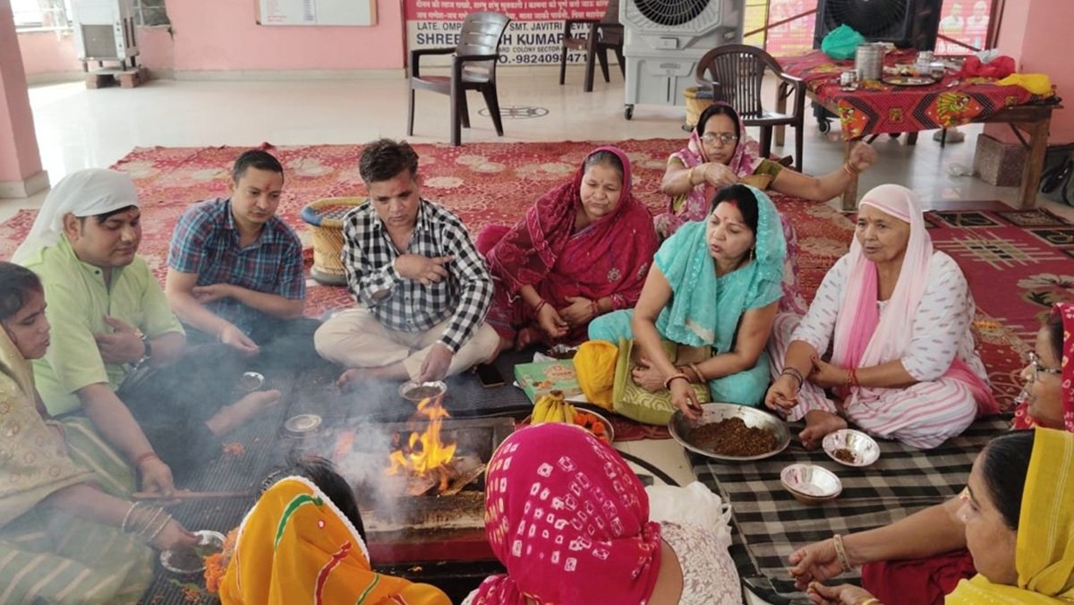 धारूहेड़ा के शिव मंदिर में करवाया हवन, जानिए हवन के फायदे