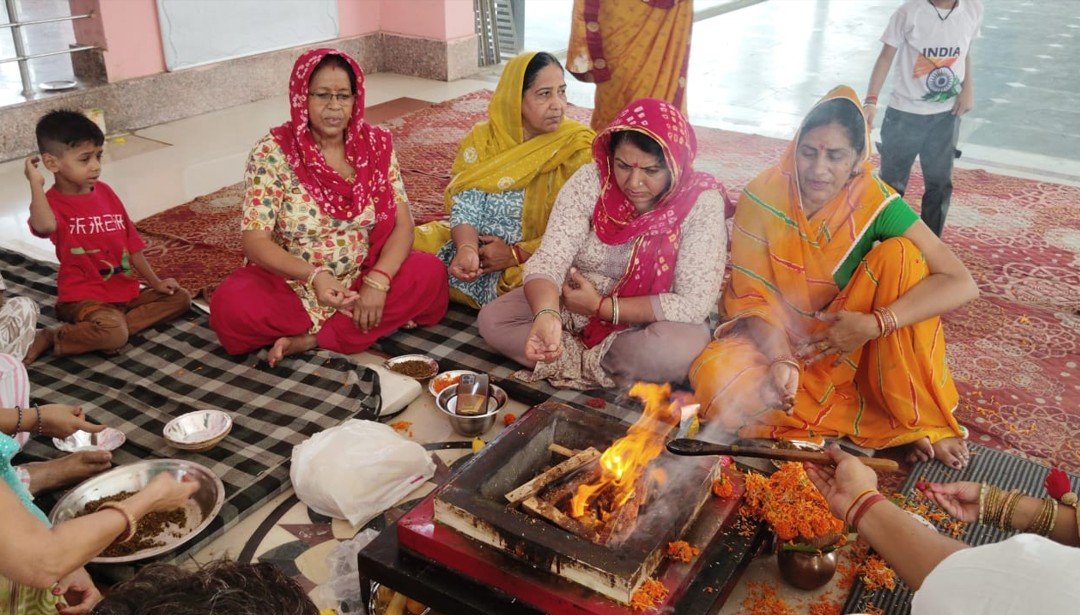 धारूहेड़ा: सेक्टर छह प्राचीन शिव मंदिर में हवन करते हुए 