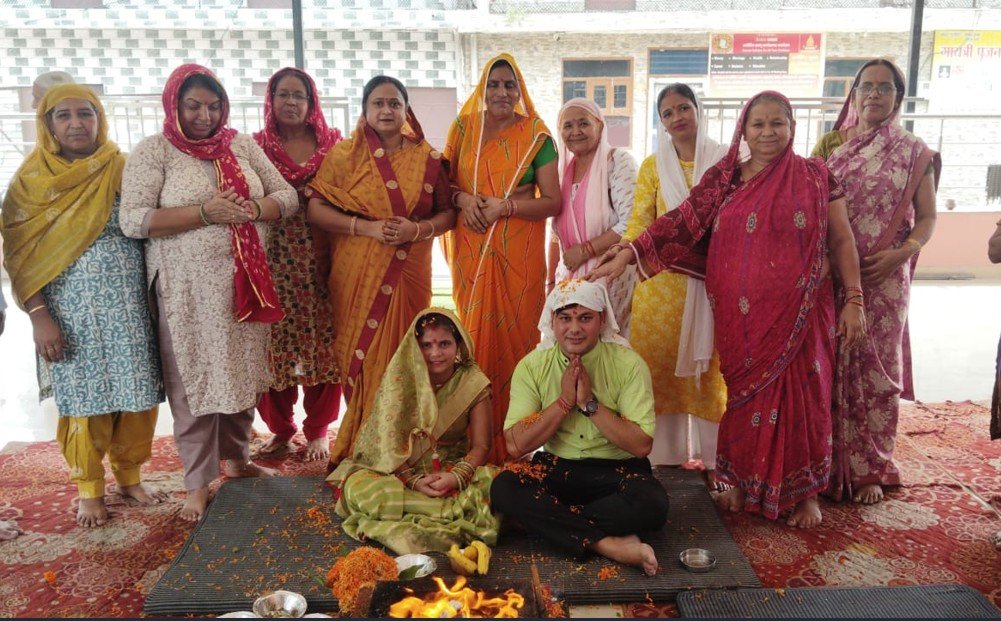 धारूहेड़ा: सेक्टर छह प्राचीन शिव मंदिर में हवन करते हुए 