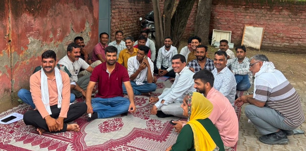 अनुबंधित विद्युत कर्मचारी संघ हरियाणा (भारतीय मजदूर संघ) सब यूनिट धारूहेड़ा द्वारा बुधवार को हरियाणा कौशल रोजगार निगम (HKRN) के कर्मचारियों के प्रस्तावित स्थानांतरण के विरोध में सांकेतिक प्रदर्शन किया गया
