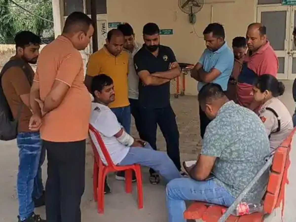 NH 48 Dharuhera: ट्रक की टक्कर से बाइक सवार की मौत, भिवाड़ी से रेवाड़ी आते समय हुआ हादसा 1 घायल व्यक्ति से घटना की जानकारी जुटाती धारूहेड़ा पुलिस।