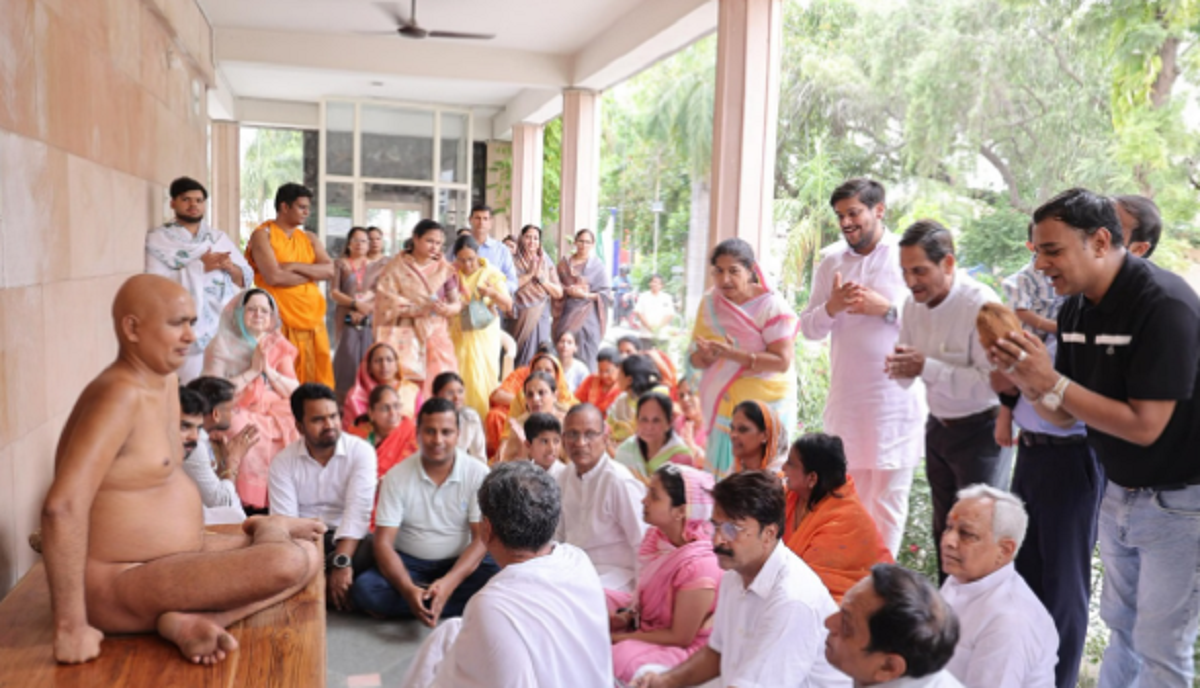 Rewari News: जैन मुनि का बैंड की धुन और कृत्रिम फूलों से किया स्वागत