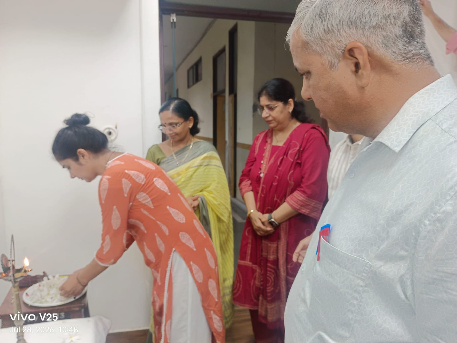 धारूहेड़ा: राजकीय महाविद्यालय खरखड़ा में दीप प्रज्जवलित करके कार्यक्रम का शुभारंभ् करते हुए प्राचाया दयावती