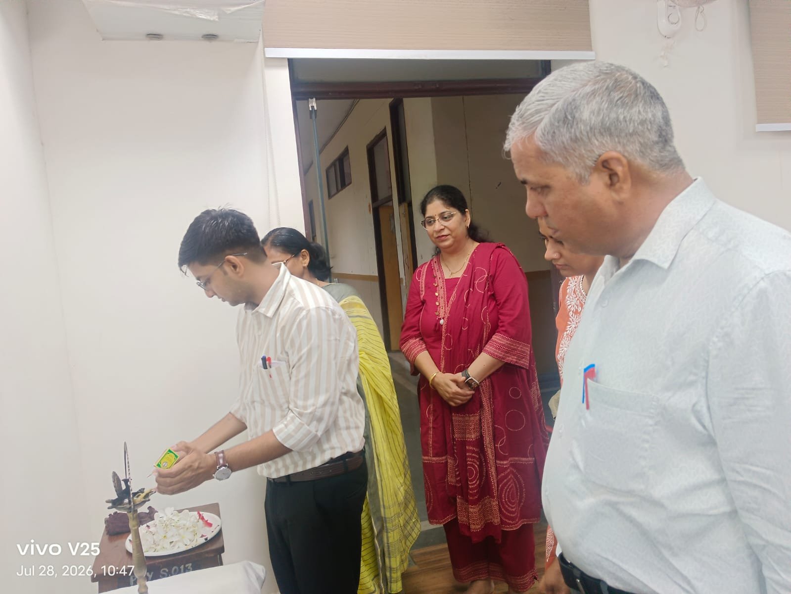 धारूहेड़ा: राजकीय महाविद्यालय खरखड़ा में दीप प्रज्जवलित करके कार्यक्रम का शुभारंभ् करते हुए प्राचाया दयावती