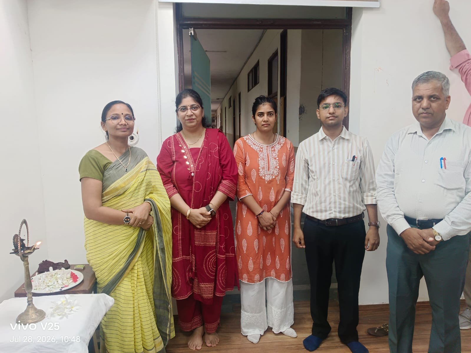 धारूहेड़ा: राजकीय महाविद्यालय खरखड़ा में दीप प्रज्जवलित करके कार्यक्रम का शुभारंभ् करते हुए प्राचाया दयावती