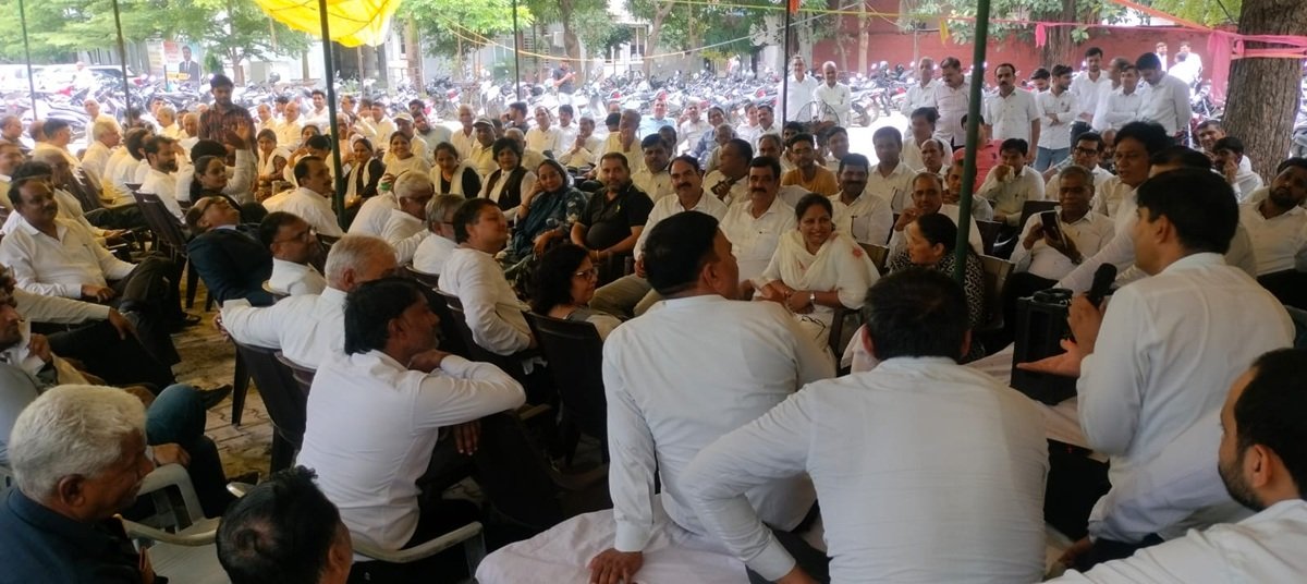 रेवाड़ी में वकीलों का उग्र प्रदर्शन, SDM के तबादले की मांग पर पांचवे दिन भी हड़ताल जारी