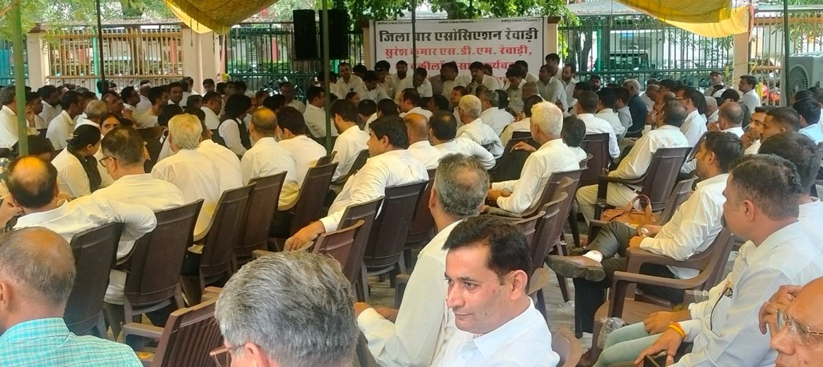 रेवाड़ी में वकीलों का उग्र प्रदर्शन, SDM के तबादले की मांग पर पांचवे दिन भी हड़ताल जारी
