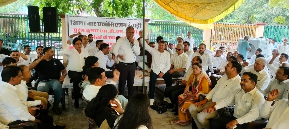 रेवाड़ी में वकीलों का उग्र प्रदर्शन, SDM के तबादले की मांग पर पांचवे दिन भी हड़ताल जारी