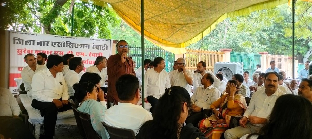 रेवाड़ी में वकीलों का उग्र प्रदर्शन, SDM के तबादले की मांग पर पांचवे दिन भी हड़ताल जारी