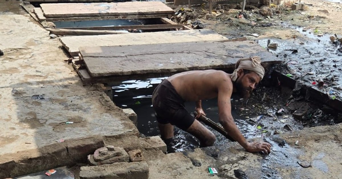 धारूहेड़ा: कस्बे में नालों की सफाई करते कर्मचारी... जागा नपा प्रशासन