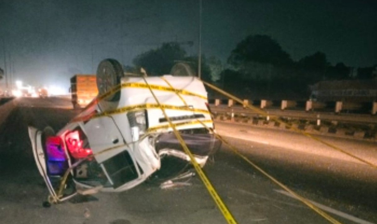 NH 48 Dharuhera: डिवाइडर से टकराकर पलटी वैगनआर
