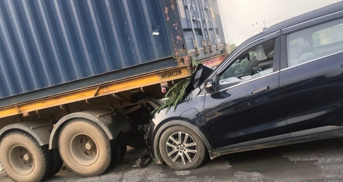 NH 48 Dharuhera: Car rams into trailer; long traffic jam follows accident.