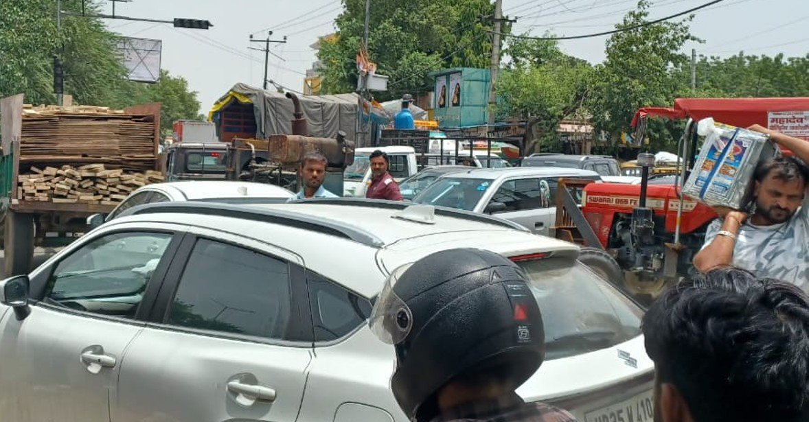 धारूहेड़ा: NH-919 पर हो रहे अतिक्रमण के चलते रोज लंबा जाम लग रहा है