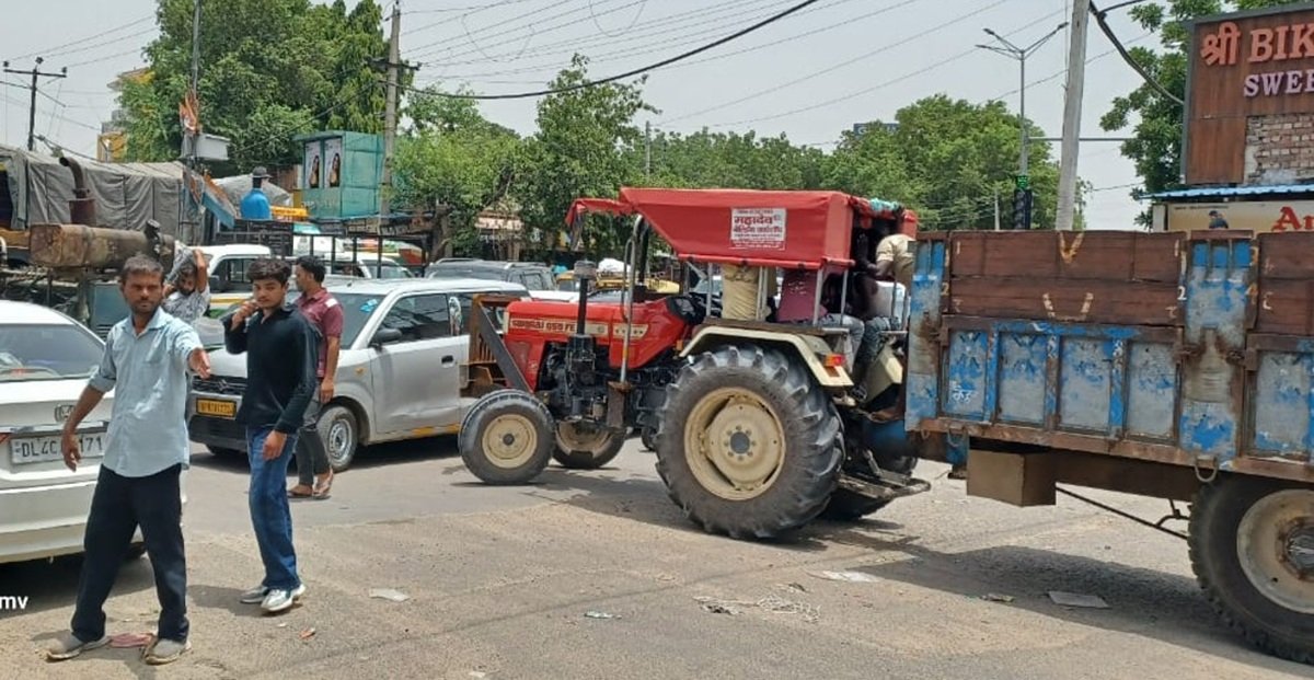 धारूहेड़ा: NH-919 पर हो रहे अतिक्रमण के चलते रोज लंबा जाम लग रहा है