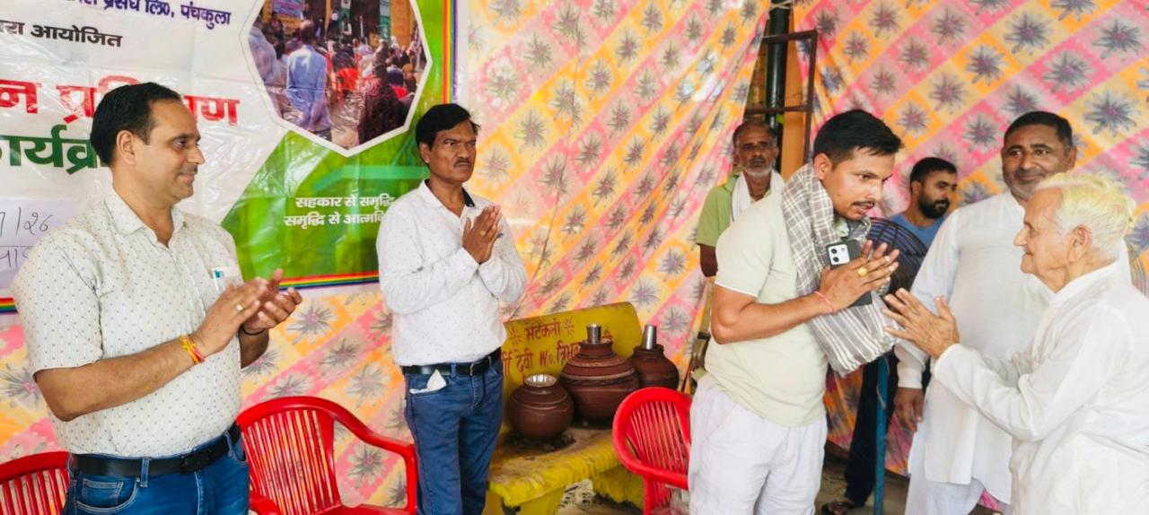धारूहेड़ा में प्राकृतिक कृषि प्रशिक्षण शिविर आयोजित, किसानों को आधुनिक तकनीकों की दी गई जानकारी 2 धारूहेड़ा : रालियावास में किसानों को योजनाओं के बारे में जागरूक करते हुए