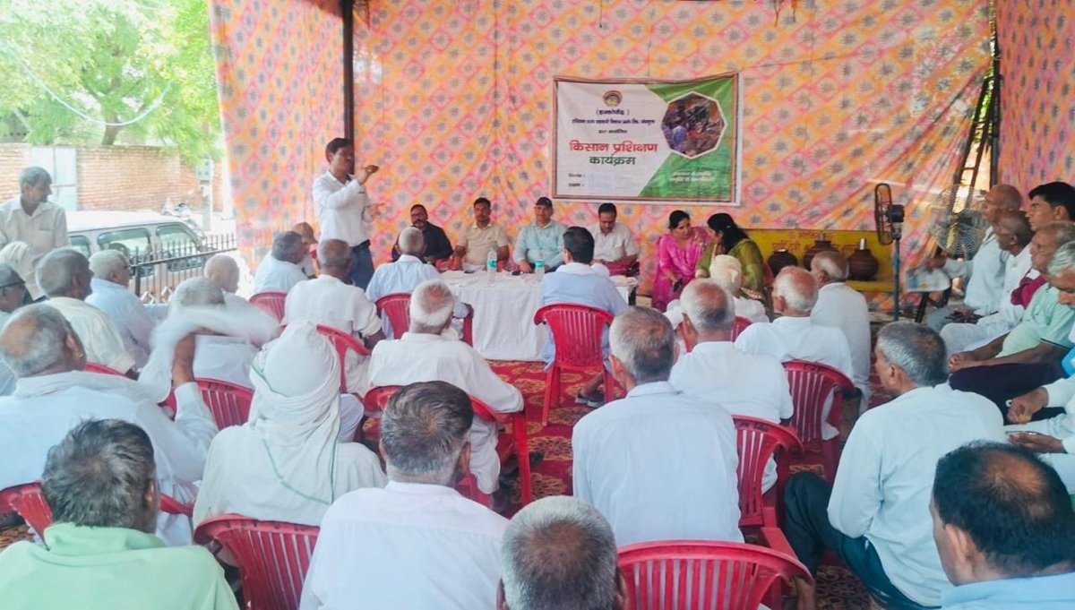धारूहेड़ा : रालियावास में किसानों को योजनाओं के बारे में जागरूक करते हुए