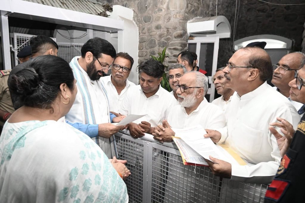 पटौदी को नया जिला घोषित करने की मांग को लेकर जिला निर्माण समिति और विधायक बिमला चौधरी ने मुख्यमंत्री नायब सिंह सैनी से मुलाकात की।
