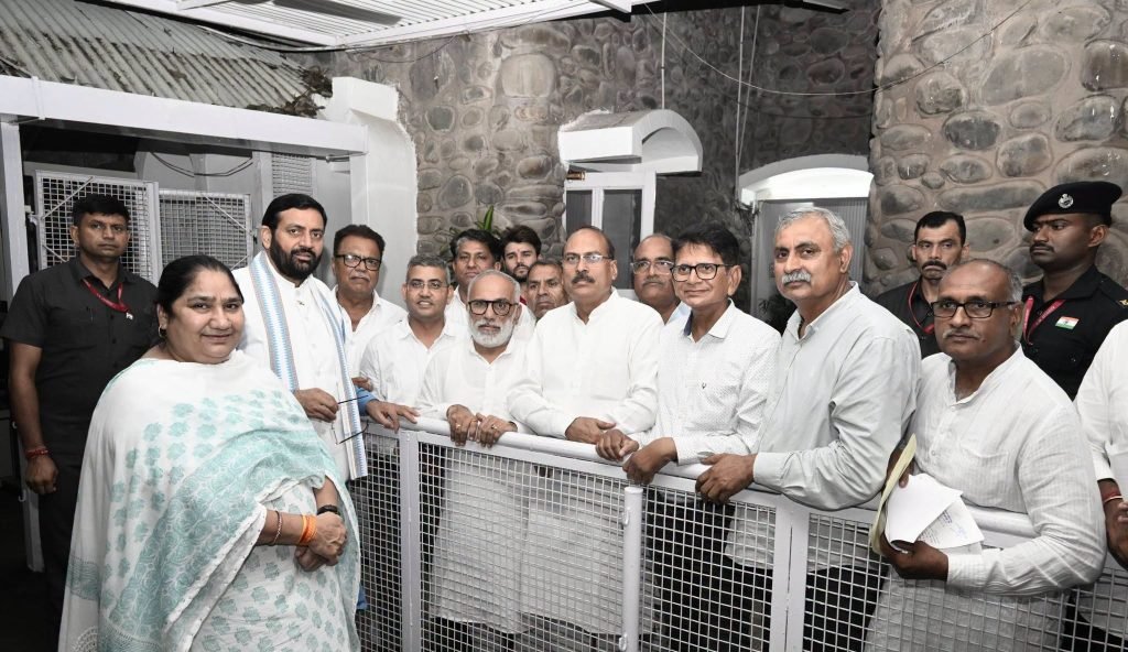 पटौदी को नया जिला घोषित करने की मांग को लेकर जिला निर्माण समिति और विधायक बिमला चौधरी ने मुख्यमंत्री नायब सिंह सैनी से मुलाकात की।
