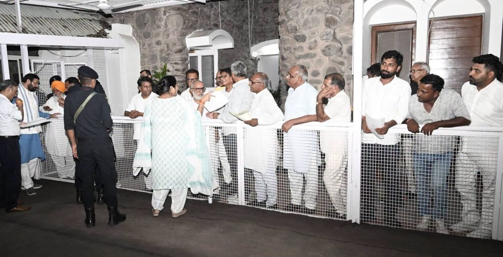 पटौदी को नया जिला घोषित करने की मांग को लेकर जिला निर्माण समिति और विधायक बिमला चौधरी ने मुख्यमंत्री नायब सिंह सैनी से मुलाकात की।