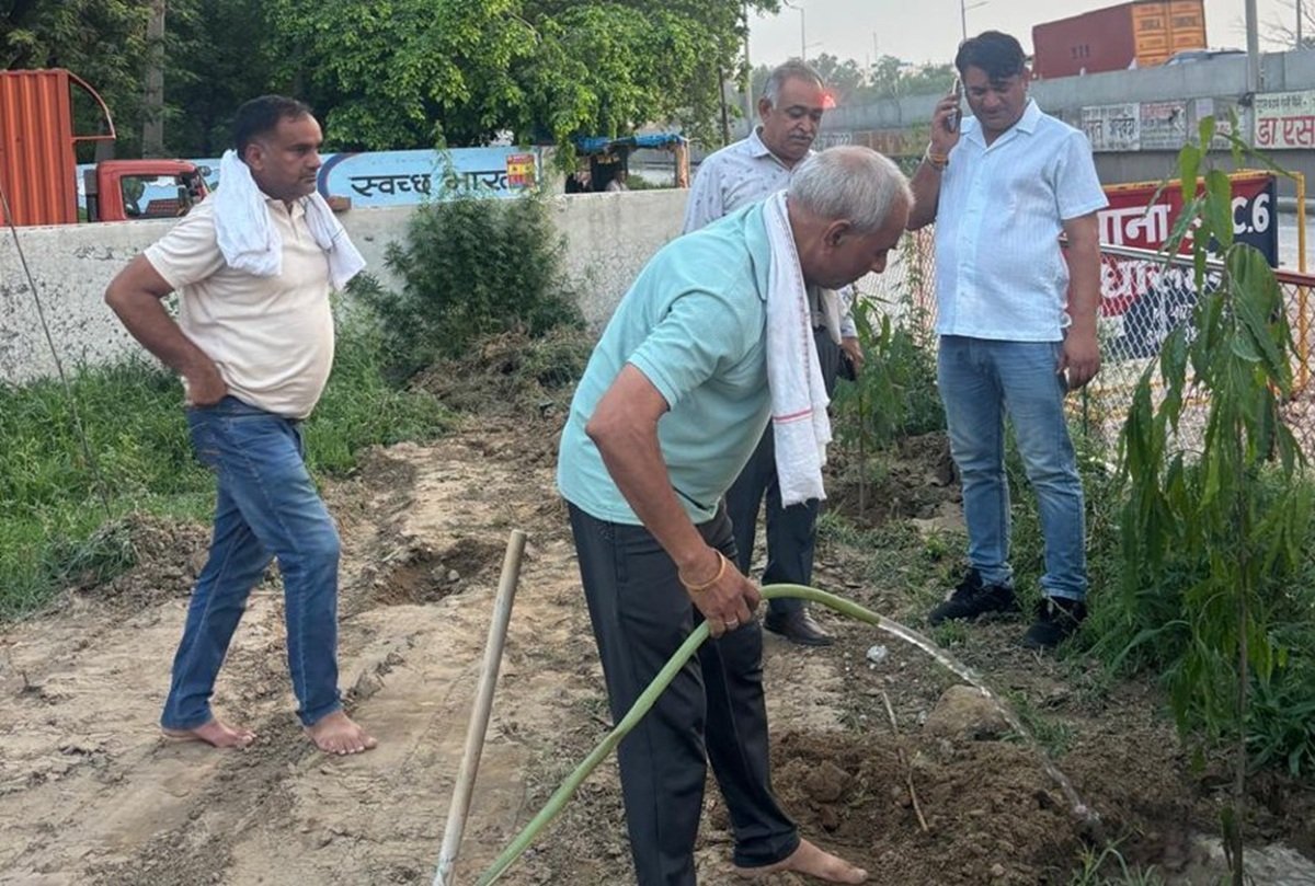 शिव मंदिर कमेटी की अनूठी पहल, पार्क की सफाई के बाद 30 से अधिक पौधे लगाए 1 शिव मंदिर कमेटी की अनूठी पहल, पार्क की सफाई के बाद 30 से अधिक पौधे लगाए