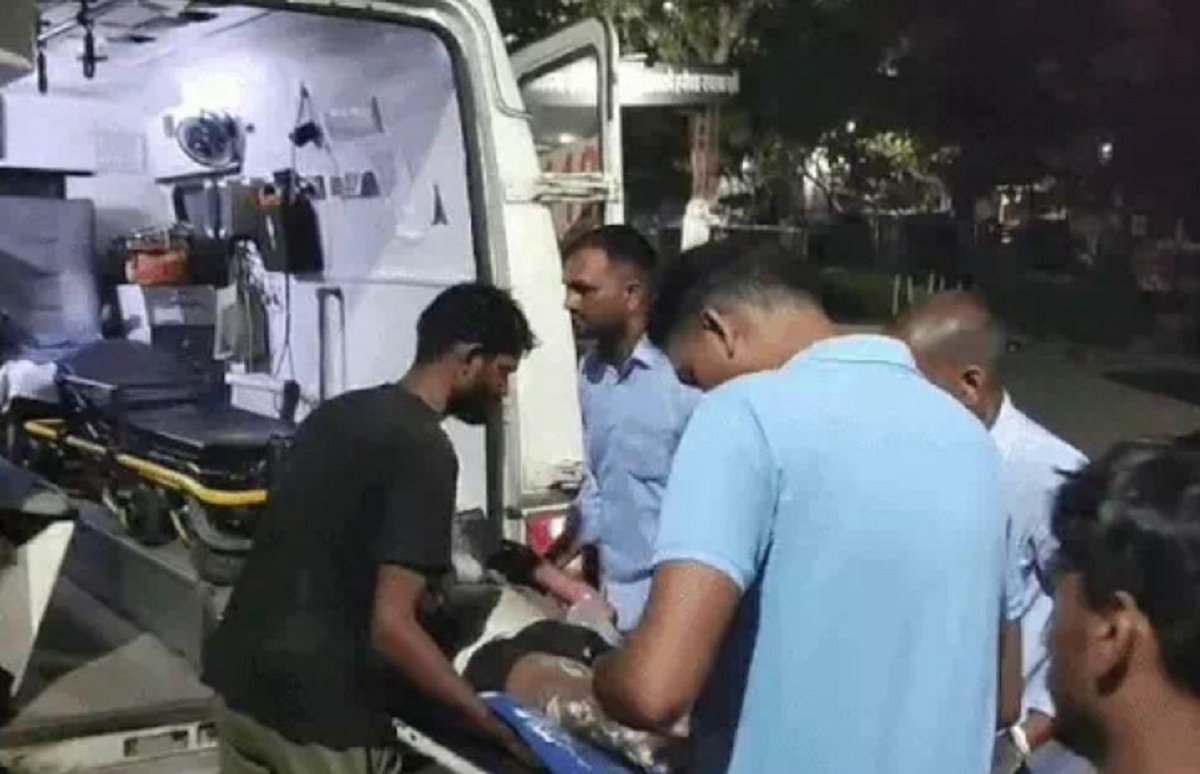 धारूहेड़ा: गैस सिलेंडर में ब्लास्ट होने पर झुलसे श्रमिक को रेवाडी में भर्ती करवाते हुए
