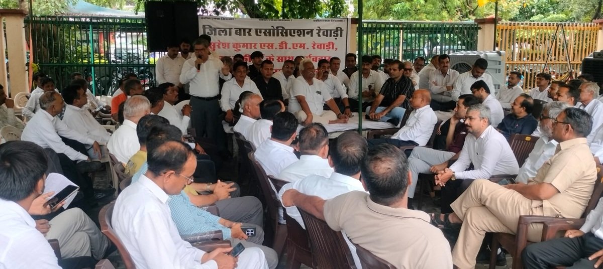 रेवाड़ी: एसडीएम के तबादले की मांग को लेकर एडवोकेट बैठे धरने पर