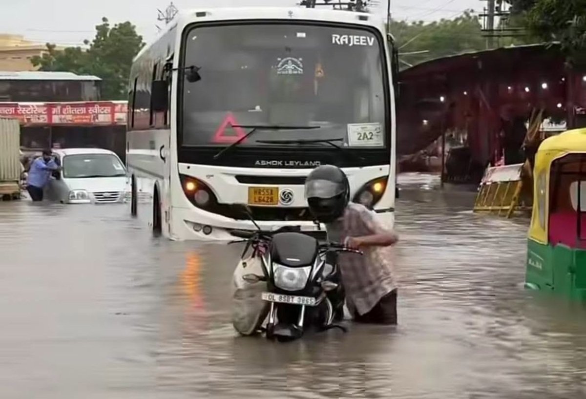 हरियाणा के गुरूग्राम में बारिश से हुआ जलभराव