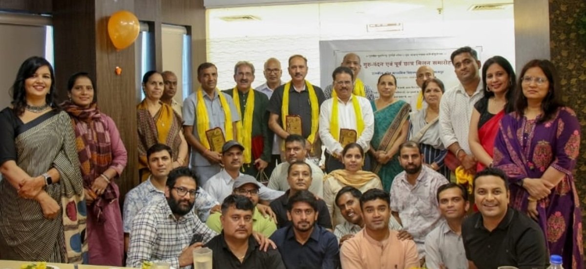 रेवाड़ी: बोड़िया कमालपुर के पुराने छात्रों ने आयोजित किया भव्य 'गुरु-वंदन' कार्यक्रम, पुरानी यादें ताजा कर भावुक हुए गुरु-शिष्य