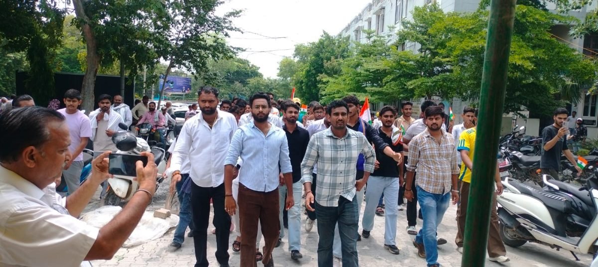 बार एसोसिएशन रेवाड़ी ने दिया टो टूक जबाव, चौथे दिन धरना जारी 1 रेवाड़ी में SDM को छुट्टी पर भेजा फिर भी नहीं माने वकील: तबादले और जांच की मांग को लेकर बार एसोसिएशन का धरना चौथे दिन भी जारी