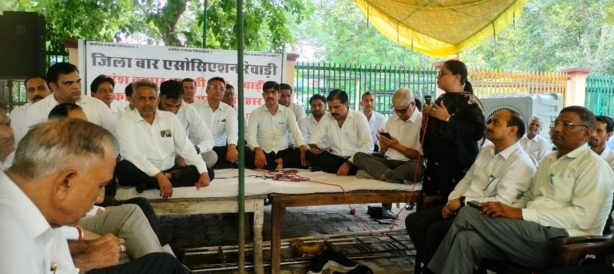 रेवाड़ी में SDM को छुट्टी पर भेजा फिर भी नहीं माने वकील: तबादले और जांच की मांग को लेकर बार एसोसिएशन का धरना चौथे दिन भी जारी