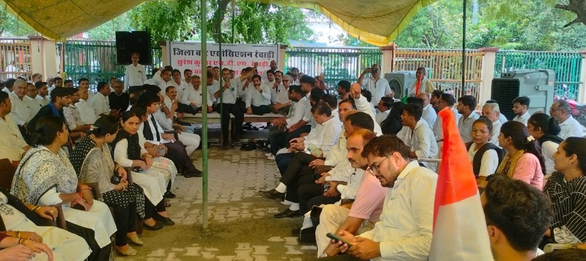 बार एसोसिएशन रेवाड़ी ने दिया टो टूक जबाव, चौथे दिन धरना जारी 2 रेवाड़ी में SDM को छुट्टी पर भेजा फिर भी नहीं माने वकील: तबादले और जांच की मांग को लेकर बार एसोसिएशन का धरना चौथे दिन भी जारी