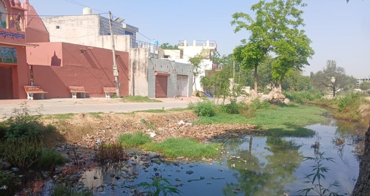 श्याम मंदिर के आगे पंचायती जमीन पर भरा दूषित पानी, 4 बार शिकायत के बाद भी समाधान नहीं